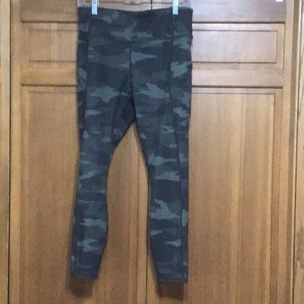 Athleta camo leggings with side zip pockets, size large